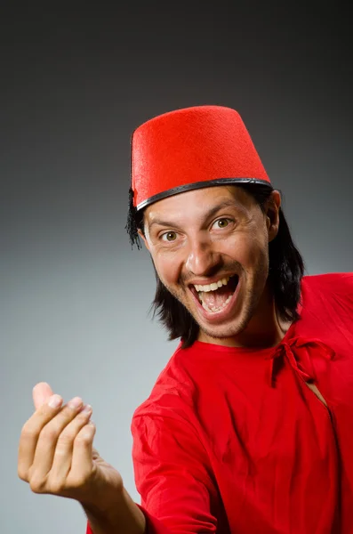 Άντρας με κόκκινο φόρεμα φοράει καπέλο φέσι — Φωτογραφία Αρχείου
