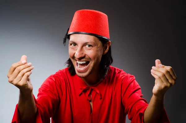 Homem de vestido vermelho usando fez chapéu — Fotografia de Stock