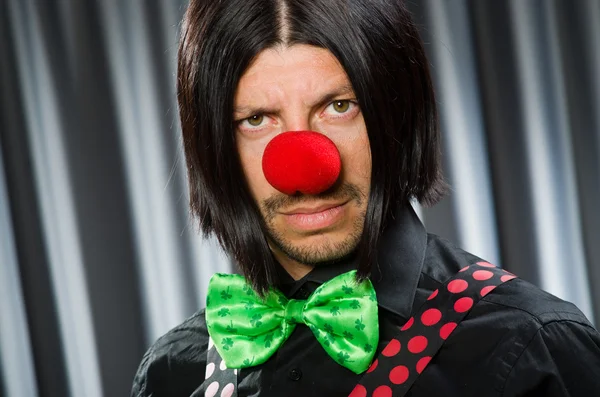 Drôle clown dans humour concept contre rideau — Photo