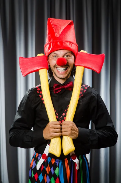 Payaso divertido con hacha roja — Foto de Stock