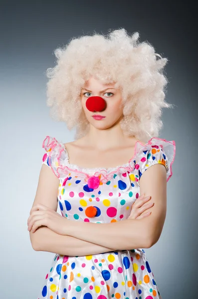 Clown met witte pruik tegen grijze achtergrond — Stockfoto