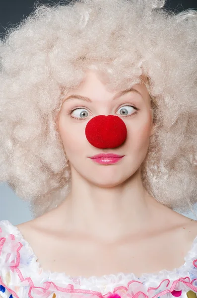 Clown met witte pruik tegen grijze achtergrond — Stockfoto