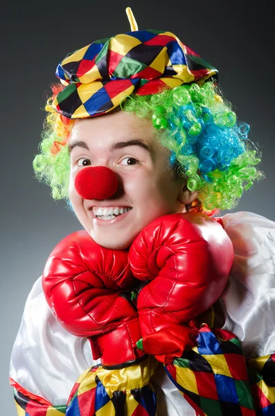 Payaso divertido con guantes de caja — Foto de Stock