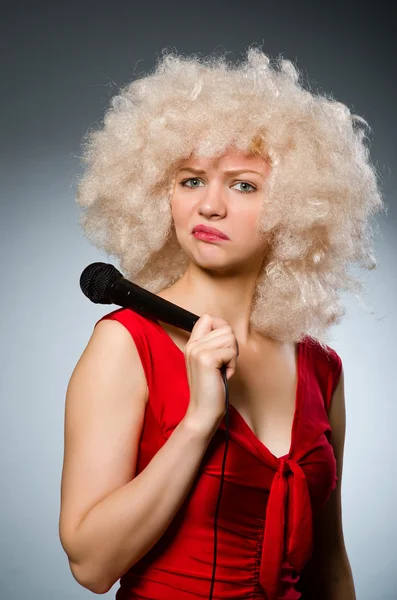 Musikalisches Konzept mit Frau und Mikro — Stockfoto