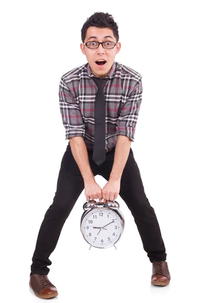 Чоловік з годинником намагається зустріти кінцевий термін ізольовано на білому — стокове фото