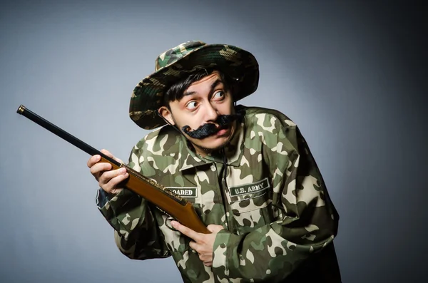 Lustiger Soldat vor dunklem Hintergrund — Stockfoto