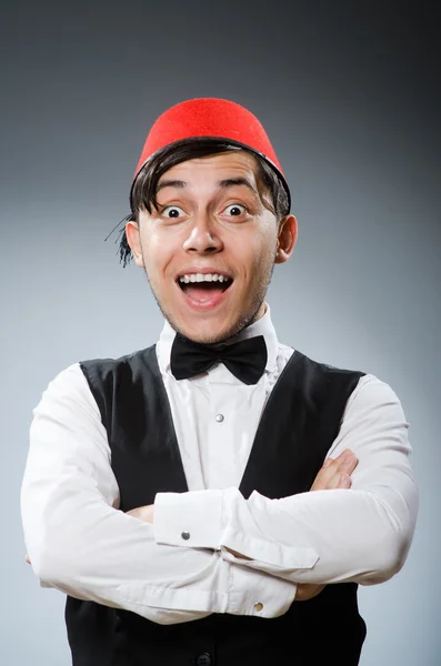 Man bär traditionell turkisk hatt fez — Stockfoto