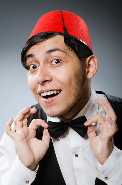 Homem usando chapéu turco tradicional fez — Fotografia de Stock