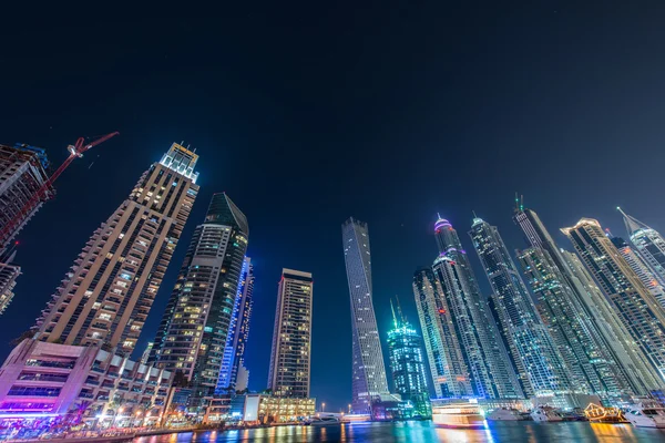 Dubai Marina rascacielos durante las horas nocturnas — Foto de Stock