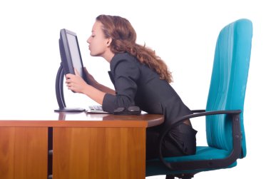 bilgisayar ile masaya oturan adam ile mutlu