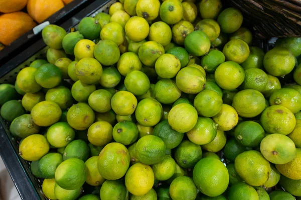 Citrinos no estábulo do supermercado — Fotografia de Stock