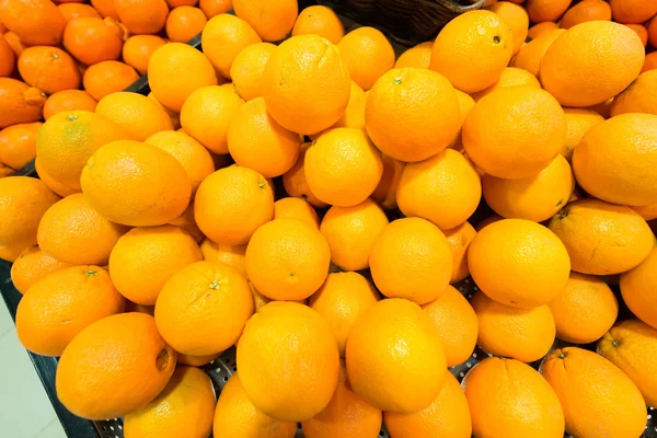 Cítricos en el puesto del supermercado — Foto de Stock