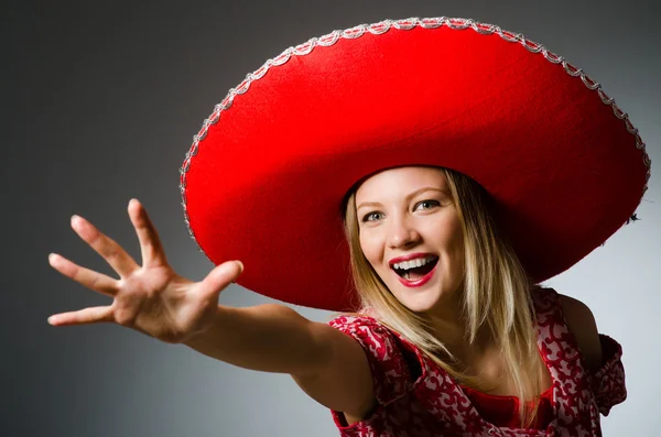 Mulher vestindo sombrero vermelho agradável — Fotografia de Stock