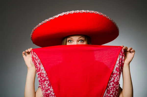 Femme portant beau sombrero rouge — Photo