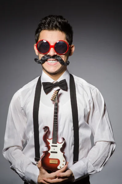 Homem engraçado com mini guitarra — Fotografia de Stock