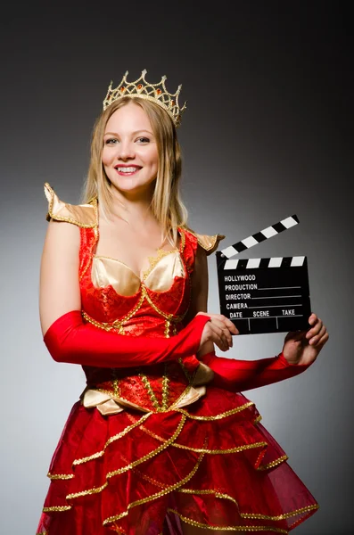 Reina en vestido rojo con clapboard de película —  Fotos de Stock