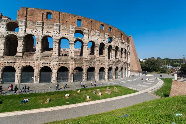 Famoso colosseo nella luminosa giornata estiva — Foto Stock