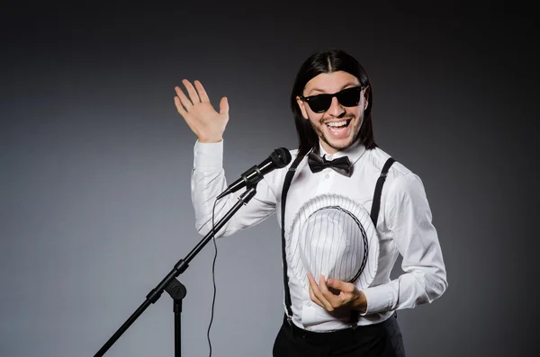 Witzige Sängerin mit Mikrofon beim Konzert — Stockfoto