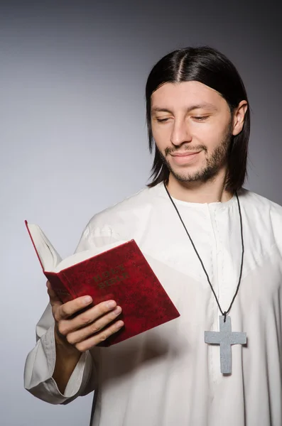 Sacerdote hombre en concepto religioso — Foto de Stock