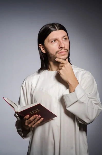 Sacerdote hombre en concepto religioso — Foto de Stock