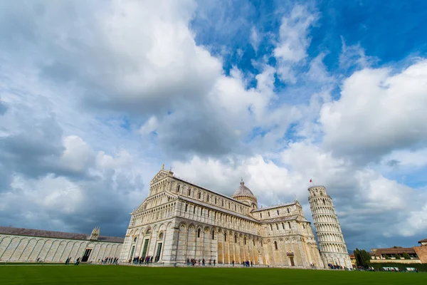 Famosa torre inclinada de Pisa durante o dia de verão — Fotografia de Stock