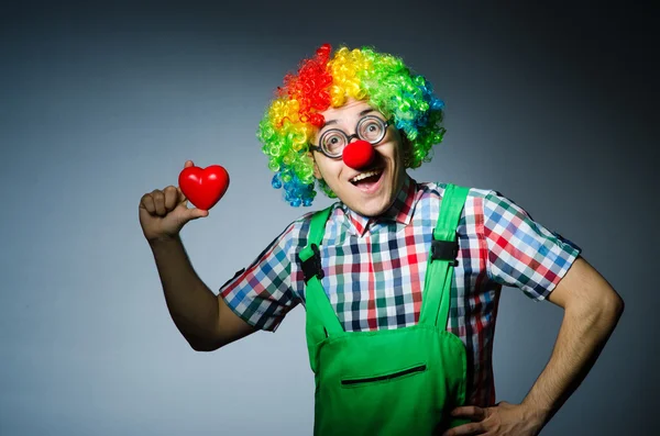 Clown con cuore rosso nel concetto romantico — Foto Stock