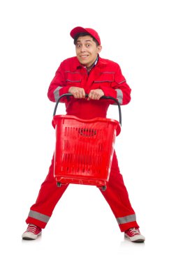 Alışveriş arabası olan kırmızı tulumlu bir adam.
