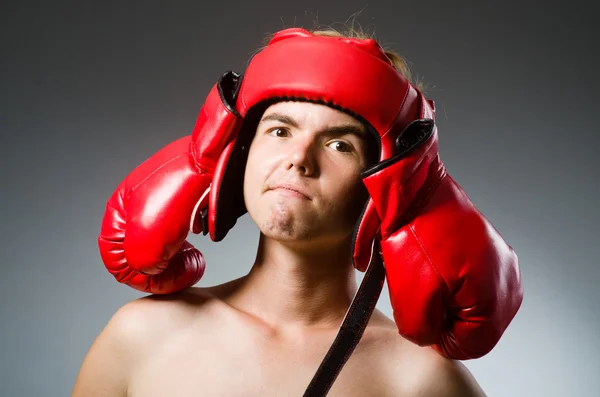 Boxeador divertido contra fondo oscuro —  Fotos de Stock