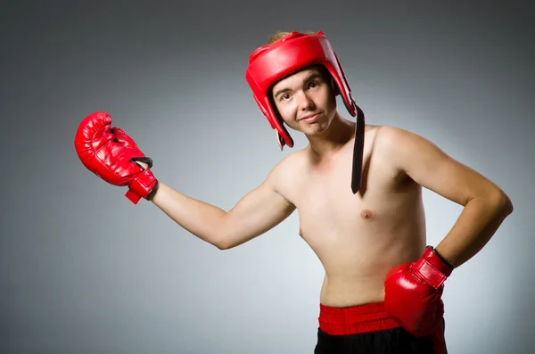 Lustiger Boxer vor dunklem Hintergrund — Stockfoto