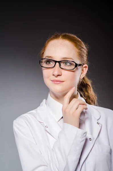 Femme médecin dans le concept médical — Photo