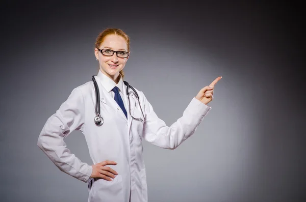 Женщина-врач в медицинской концепции — стоковое фото