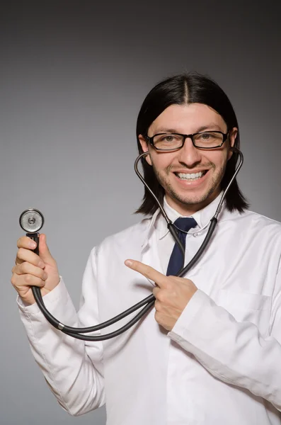 Молодой врач со стетоскопом в медицинской концепции — стоковое фото