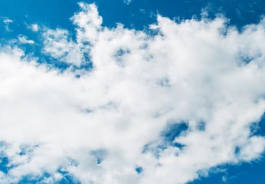 parlak mavi gökyüzünde cennet