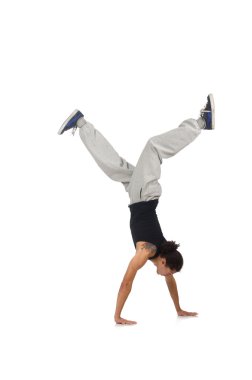 Genç adam dans ediyor.