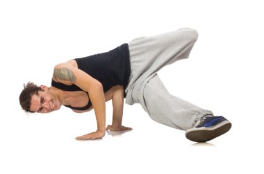 Genç adam dans ediyor.