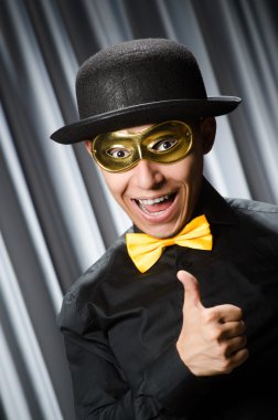 Tiyatro maskesiyle komik bir kavram.