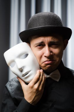 Tiyatro maskesiyle komik bir kavram.