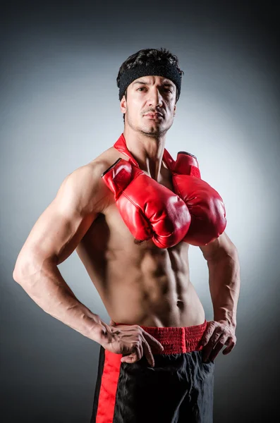 Boxeador muscular con guantes rojos — Foto de Stock