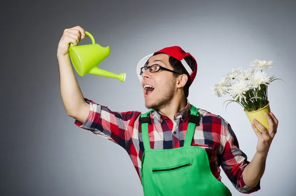 Lustiger Mann mit Gießkanne — Stockfoto