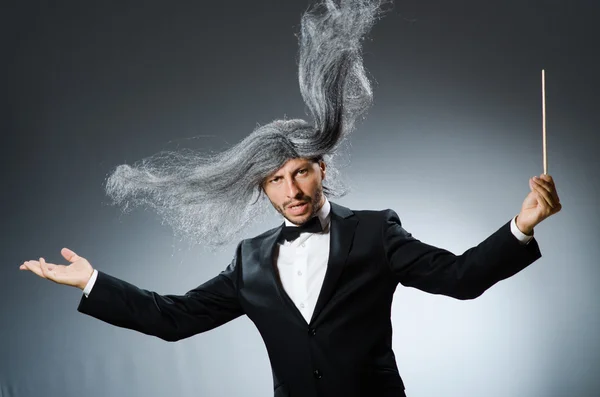 Conducteur drôle avec de longs cheveux gris — Photo