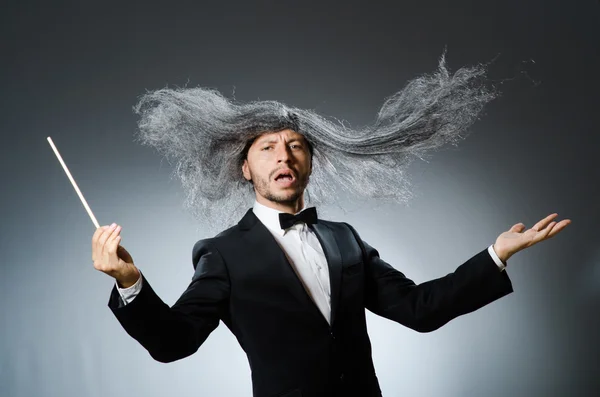 Conducteur drôle avec de longs cheveux gris — Photo