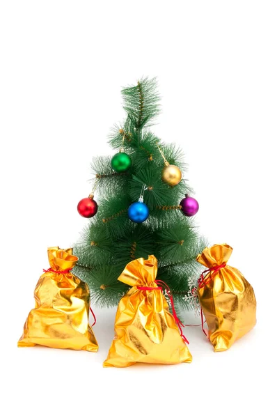 Рождественская елка и золотые мешки на белом — стоковое фото