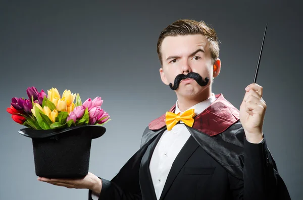 Mago divertido con varita y sombrero — Foto de Stock