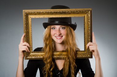 Klasik şapkalı ve çerçeveli bir kadın.