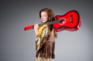 Kırmızı enstrümanlı gitarist