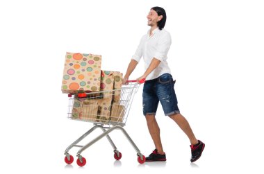 Süpermarket sepeti taşıyan bir adam beyaz üzerinde izole edilmiş.