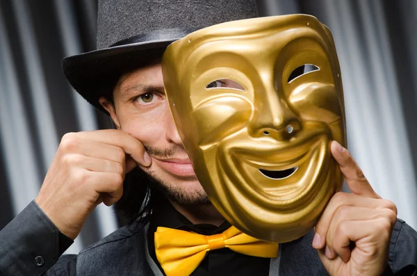 Vtipný koncept s divadelní maskou — Stock fotografie