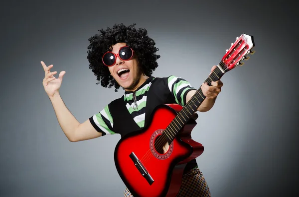 Hombre con corte de pelo divertido y guitarra — Foto de Stock