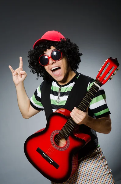 Hombre con corte de pelo divertido y guitarra — Foto de Stock