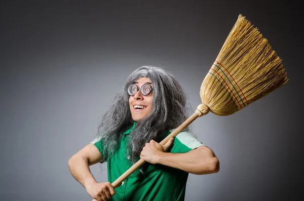 Homme drôle avec brosse et perruque — Photo